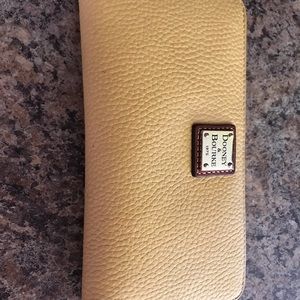 EUC Dooney & Bourke wallet in lemon